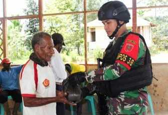 Satgas Pamtas RI-PNG Yonif 725/Woroagi Pos 3/B Kombut saat Bagikan Sembako