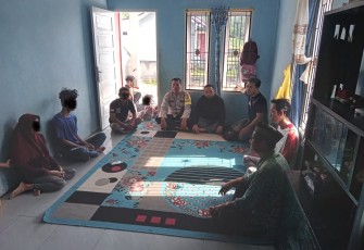 Bhabinkamtibmas Polsek Curup saat Mediasi Permasalahan Warga