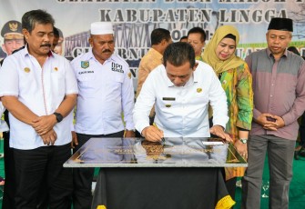 Gubernur Ansar saat Resmikan Jembatan Anak Emas Desa Marok Tua