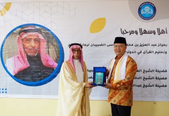 Gubernur Rohidin usai pimpin peresmian Islamic Center Kabupaten Bengkulu Tengah, Pemberian Beasiswa Pendidikan Mahasantri Pengajar Al Qur'an dan Bhakti Sosial, di Pondok Pesantren Tahfidzul Qur'an Daarul Ummah, Desa Panca Makti Blok VI Pasar Pedati Kecamatan Pondok Kelapa, Bengkulu Tengah, Jum'at (28/10). 