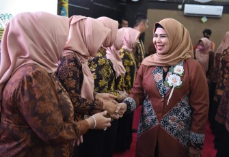 Hj Dewi Kumala sari Ansar saat menyapa