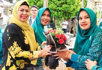 Hj Dewi Kumalasari Ansar (kiri) saat Hadiri Lomba Cipta Menu B2SA Tingkat Kabupaten Bintan Tahun 2022