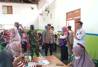 Sertu Mustopa saat Hadiri Penyerahan Kartu Tani Kepada Masyarakat 