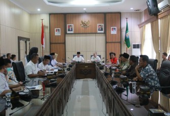 Gubernur Rohidin saat hearing bersama masyarakat perwakilan desa pendamping dan Organisasi Masyarakat Lumbung Informasi Rakyat (LIRA), Rabu (22/6/2022).