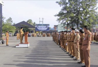 Bupati H. Benny Utama saat memimpin apel pagi perdana bulan Ramadhan 1443 H atau minggu pertama bulan April 2022 M di halaman Kantor Bupati Pasaman, Senin (4/4). 