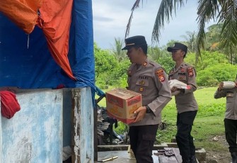 Kapolsek Nasal Polres Kaur Polda Bengkulu AKP Pedi Setiawan, SH, MH, siang hari kemarin Senin (28/11) saat memimpin langsung kegiatan pemberian bantuan untuk warga kurang mampu.