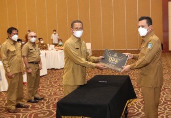 Gubernur Ansar Serahkan DPA 2022 Kepada OPD