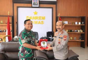 Kapolda Bengkulu, Danrem 041 Gamas, Kepala Kanwil Kemenkum Ham, serta kepala BNNP saling bertukar cinderamata berupa plakat sebagai kenang – kenangan antar instansi.