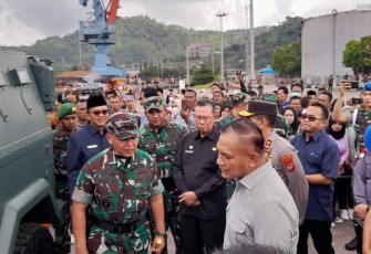 Pangdam II/Sriwijaya dan Letjen TNI (Purn) Lodewijk F Paulus saat Lepas Satgas Pamtas RI PNG Yonif 143/TWEJ
