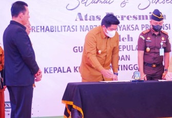 Gubernur Prov Kepri Ansar Ahmad saat menyaksikan PLT Bupati Bintan Roby Kurniawan SPWK mengadakan penandatangan