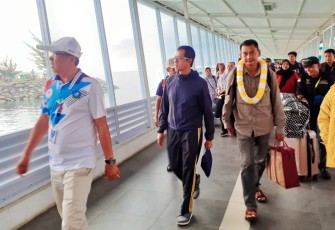 Ketua KONI kabupaten Bintan berjalan bersama rombongan kontingen Atlet Kabupaten Kepulauan Anambas