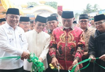 Peresmian Masjid Raya Lubuak Basuang ditandai dengan Pengguntingan Pita oleh Gubernur Sumbar Mahyeldi.