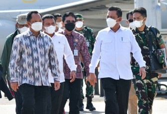 Gubernur prov Kepri H .Ansar Ahmad sambut kedatangan Mentri di bandara Batam