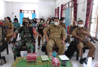 Babinsa Serka Virgo dan Serda Stevi Alimin saat menghadiri Mini Lokakarya tentang percepatan penurunan stunting tingkat kecamatan, bertempat di Aula Kantor Kecamatan, Jalan Cilik Riwut, Kecamatan Kurun, Kabupaten Gunung Mas. 