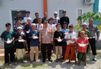 Kapolres Bantaeng saat Berbagi Nasi Kotak Jum'at berkah