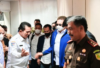 Gubernur Ansar saat sambut Kedatangan Jaksa Agung RI di Bandara Hang Nadim Batam 