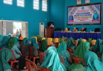 Ketua Umum TP-PKK Pesibar saat Gelar Sosialisasi Etika Komunikasi di Gsg Selalaw,  Labju, Selasa, (08/11/2022). 