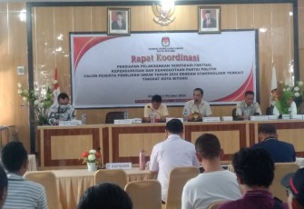 Ketua KPU Kota saat memimpin rakor