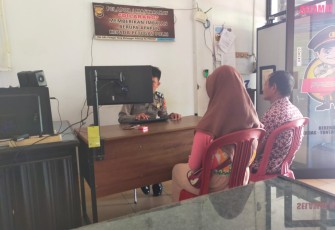 Korban saat melapor ke aparat kepolisian
