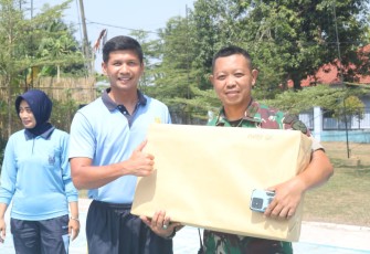 Penyerahan Doorprize oleh Komandan Lanud Sugiri Sukani Mayor Pnb Supardo Butarbutar M.Han