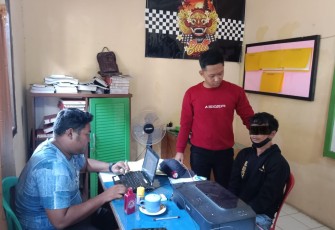 Terduga Pelaku saat diperiksa penyidik