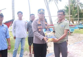 Kapolres Kaur saat Bagi Bantuan ke Nelayan