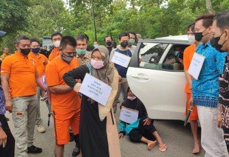 Para tersangka sedang melakukan reka ulang kasus istri yang diculik suami dengan menyewa orang bayaran