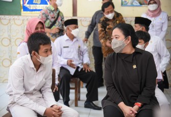 Ketua DPR RI Puan Maharani saat bercengkrama dengan seorang siswa 