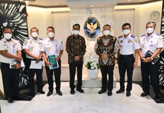 Foto bersama usai rapat khusus bersama Menteri Perhubungan Republik Indonesia (Menhub RI) Budi Karya Sumadi dan seluruh Dirjen jajaran Kementerian Perhubungan, di Kantor Kementerian Perhubungan RI Jakarta, Senin (21/03).