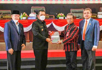 Gubernur Prov Kepri Ansar Ahmad Serahkan Laporan pertanggung jawaban pada ketua DPRD Provinsi kepulauan Riau.