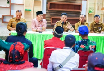 Gubernur Kepulauan Riau H. Ansar Ahmad saat menerima audiensi Rombongan Suku Laut Kabupaten Lingga di Aula Mini Asrama Haji Tanjungpinang, Senin (18/07). 