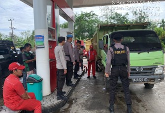 Personel Polres Rejang Lebong saat Monitoring dan Pengamanan di SPBU
