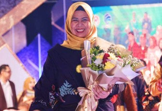 Ketua Dekranasda Kepri Hj. Dewi Kumalasari Ansar saat mengahadiri Malam Puncak DekraFest tahun 2022 dan sekaligus menyaksikan Fashion Show Wastra Kepri di Bintan Expo, Tanjungpinang, Kamis (22/9).