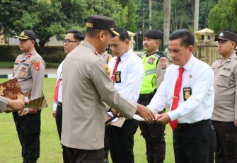 Kapolres OKU Timur saat Beri Penghargaan Personel Berprestasi