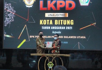 Walikota Bitung Maurits Mantiri saat menyerahkan LKPD Bitung, Jumat (18/3/22)