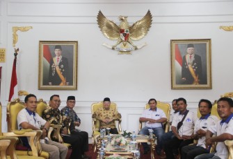 Gubernur Bengkulu Rohidin Mersyah saat terima audiensi Serikat Pekerja Agro Mandiri (SPAM) Agromuko, di Gedung Daerah Balai Raya Semarak Bengkulu, Kamis (13/10). 
