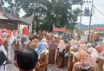 dr Yong Marzuhaili direktur RSUD Lubuk Sikaping saat memimpin apel pagi dihadapan seluruh karyawan RSUD Lubuk Sikaping, Selasa (30/08/2022).