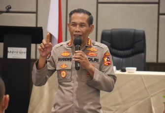Ketua Tim Divisi Humas Polri Dipimpin Oleh Kombes Pol Drs Sugeng Hadi Sutrisno saat memberikan materi pada Bimbingan Teknis (Bimtek) dan Sidang Pengujian Konsekuensi Informasi yang dikecualikan pada Satker Polda Bengkulu, Kamis (22/09/2022) di Ballroom hotel Mercure, Bengkulu.