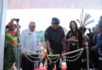 Kepala BNN RI, Dr. Petrus Reinhard Golose saat pemotongan pita didampingi Gubernur Kalimantan Timur, Dr. Ir. H. Isran Noor, M.Si., beserta para pejabat BNN, pada Rabu 9 November 2022.