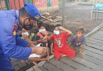 Personel Ditpolairud Sambangi Anak-Anak Sedang Bermain 