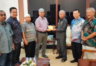 Bupati Asahan saat Serahkan Bantuan Renovasi Masjid Al-Amin