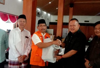 Komisi D DPRD Provinsi Jawa Timur saat melakukan peninjauan langsung ke lokasi yang terdampak banjir bandang di Kabupaten Trenggalek, Jumat (21/10). 