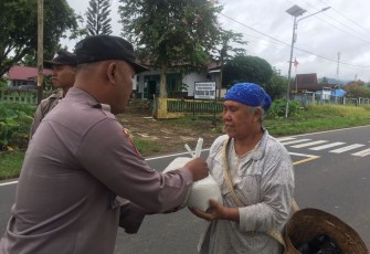 Polsek Taba Penanjung saat Bagikan Beras kepada Warganya