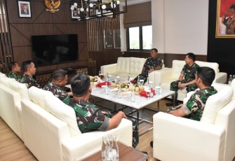 Pangdam Jaya saat Ngobrol Bareng Anggota Kodim 0504/JS