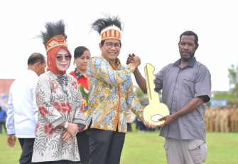 Setibanya di Merauke Menteri Desa, Pembangunan Daerah Tertinggal, dan Transmigrasi, Abdul Halim Iskandar didampingi Istri Lilik Umi Nasriyah langsung menuju Lapangan Kapsul Waktu untuk mengikuti Rangkaian Puncak HBT dan menyerahkan kunci rumah kepada 17 Kepala Keluarga Transmigran.