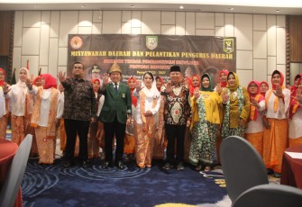 Gubernur Bengkulu Rohidin Mersyah saat hadir sekaligus memberikan sambutan pada Musyawarah Daerah (Musda) dan Pelantikan Pengurus Daerah Srikandi Tenaga Pembangunan (TP) Sriwijaya Provinsi Bengkulu Periode 2022 - 2027, di Hotel Mercure Bengkulu, Sabtu (16/07).