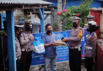 Polisi Bagikan Sembako Kepada Masyarakat