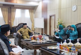 Gubernur Rohidin saat menerima audiensi Tim Penggerak (TP) PKK Provinsi Bengkulu di Ruang Kerja Gubernur Bengkulu, Senin (28/03).