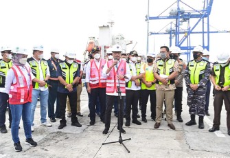 Menhub saat meninjau Pelabuhan Kuala Tanjung dan KEK Sei Mangkei, Sabtu (24/9).