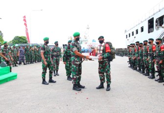Pangdam VI/Mulawarman saat menyambut Kepulangan Prajurit Satgas Pamtas Mobile Yonif Raider 613/Raja Alam di Balikpapan